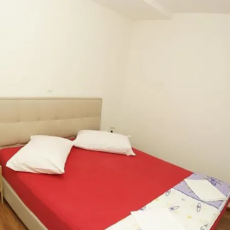 Apartment Inviting 14 Sleeps 3 Guests