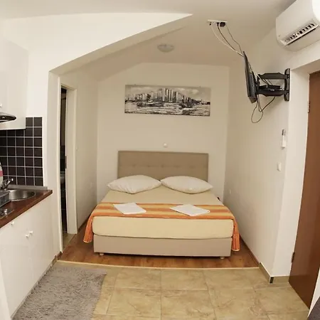 Inviting 14 Sleeps 3 Guests Apartment