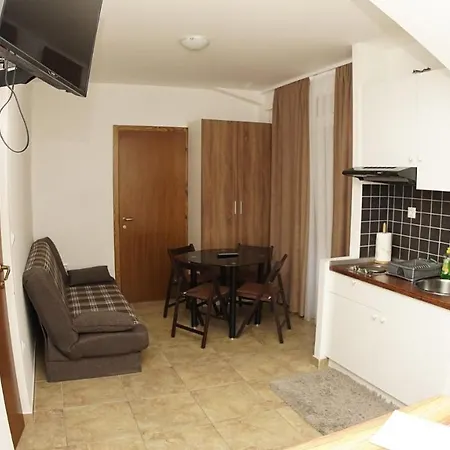 Apartment Inviting 14 Sleeps 3 Guests